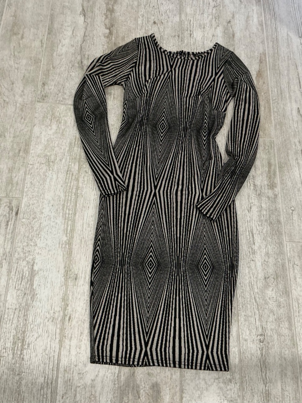 River Island midi, body con dress , Black / cream, geometric slimming. Size 4